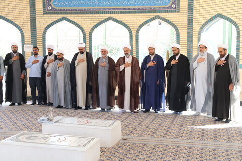 عطرافشانی مزار شهید گمنام حوزه علمیه بیرجند به مناسبت گرامیداشت هفته دفاع مقدس