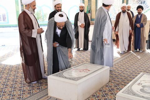 عطرافشانی مزار شهید گمنام حوزه علمیه بیرجند به مناسبت گرامیداشت هفته دفاع مقدس