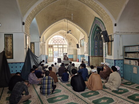 تصاویر/  درس اخلاق مدرسه آیت‌الله مدنی کاشانی(ره)