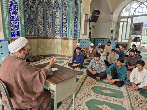 تصاویر/  درس اخلاق مدرسه آیت‌الله مدنی کاشانی(ره)