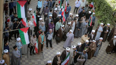 تصاویر/ تجمع طلاب، روحانیون و مردم غیرتمند همدان در حمایت از مواضع و روشنگرانه امام خامنه ای