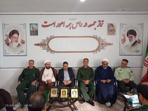تصاویر دیدار فرماندهان دفاع مقدس و مسئولان کوهدشت با امام جمعه شهرستان