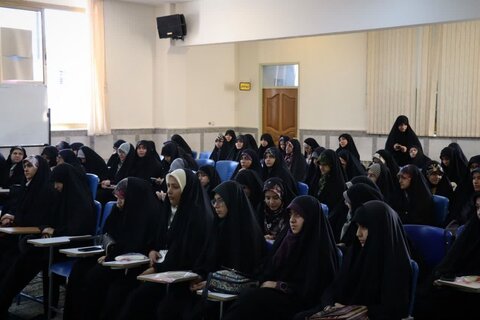 تصاویر/ مراسم گرامیداشت هفته دفاع مقدس در مدرسه علمیه تخصصی فاطمیه کرمان