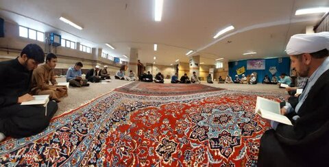 تصاویر/ قرائت قرآن توسط طلاب مدرسه علمیه امام صادق (ع) قروه به مناسبت هفته دفاع مقدس