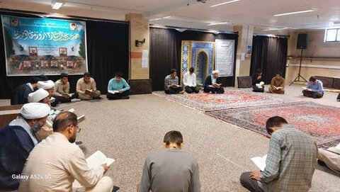تصاویر/ قرائت قرآن توسط طلاب مدرسه علمیه امام صادق (ع) قروه به مناسبت هفته دفاع مقدس