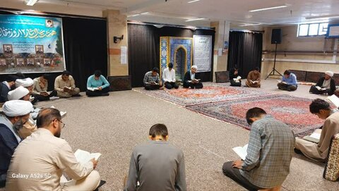 تصاویر/ قرائت قرآن توسط طلاب مدرسه علمیه امام صادق (ع) قروه به مناسبت هفته دفاع مقدس