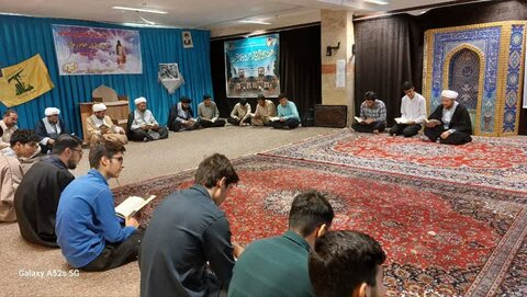 تصاویر/ قرائت قرآن توسط طلاب مدرسه علمیه امام صادق (ع) قروه به مناسبت هفته دفاع مقدس