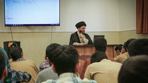 تصاویر/ نشست توجیهی مدیر مدینة‌العلم کاظمیه با طلاب مدرسه