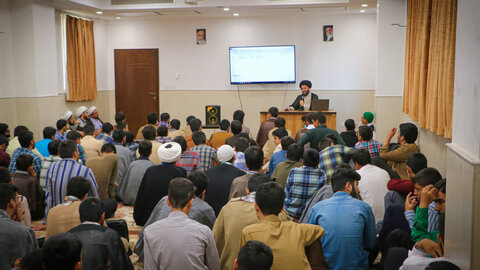 تصاویر/ نشست توجیهی مدیر مدینة‌العلم کاظمیه با طلاب مدرسه