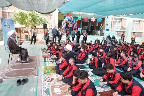 تصاویر/ نماینده ولی فقیه در استان سمنان در جمع دانش‌آموزان دبستان پسرانه شاهد سمنان