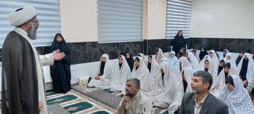 نماز نسل جوان را در برابر هجمه‌های فرهنگی دشمن بیمه می‌کند