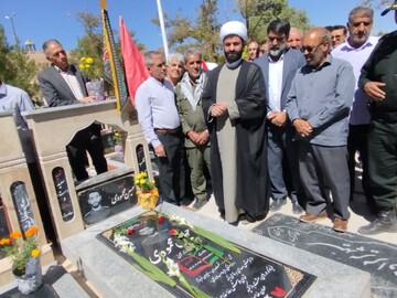 تصاویر / عطرافشانی گلزار شهدا هفته دفاع مقدس در دلفان