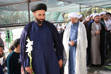 تصاویر/ غبارروبی قبور شهدا توسط نهادهای حوزوی اصفهان