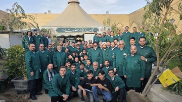 تصاویر/ حضور و خادمی امام جمعه شهرستان فردیس در چایخانه حرم مطهر رضوی