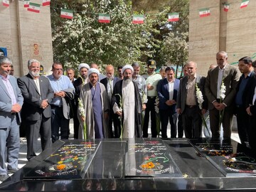 تصاویر/ گلباران مزار شهدای شهرستان نظرآباد به مناسبت هفته دفاع مقدس