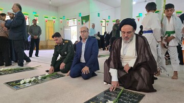 غبارروبی قبور شهدا در شهر جم+ عکس