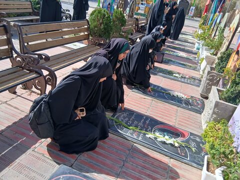تصاویر/تجدید میثاق با شهدا توسط طلاب مدرسه علمیه فاطمه الزهرا اراک