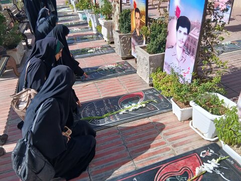 تصاویر/تجدید میثاق با شهدا توسط طلاب مدرسه علمیه فاطمه الزهرا اراک