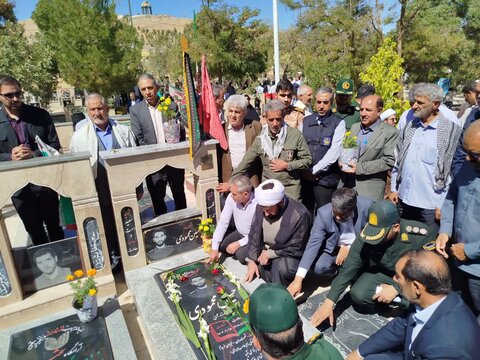 تصاویر عطرافشانی گلزار شهدا هفته دفاع مقدس در دلفان