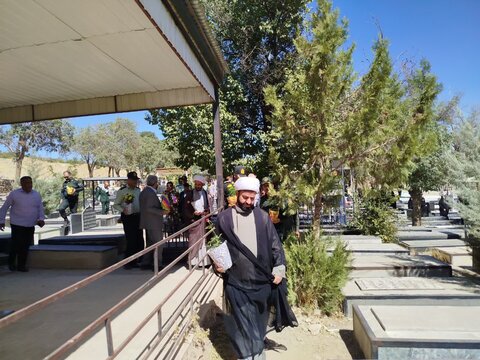 تصاویر عطرافشانی گلزار شهدا هفته دفاع مقدس در دلفان