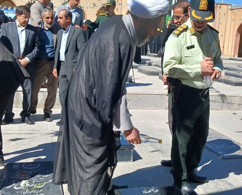 تصاویر/ غبارروبی مزار شهدای گمنام شهرستان بیجار