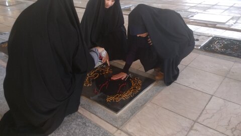 تصاویر/ غبارروبی قبور شهدا توسط طلاب مدرسه علمیه خواهران خورموج