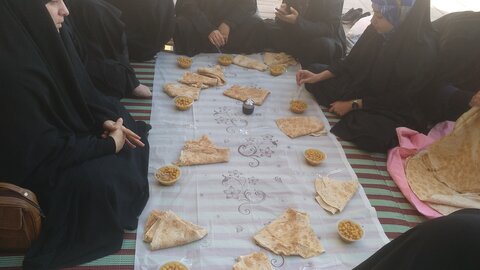 تصاویر/ غبارروبی قبور شهدا توسط طلاب مدرسه علمیه خواهران خورموج