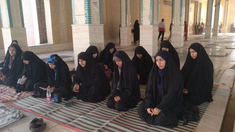 تصاویر/ غبارروبی قبور شهدا توسط طلاب مدرسه علمیه خواهران خورموج