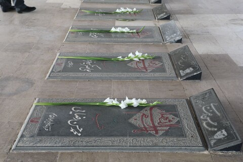 تصاویر/ مراسم غبارروبی و عطرافشانی مزار مطهر شهدا به مناسبت فرا رسیدن هفته دفاع مقدس