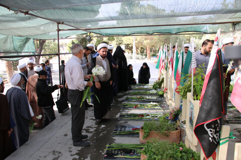 تصاویر|غبارروبی قبور شهدا توسط نهادهای حوزوی اصفهان