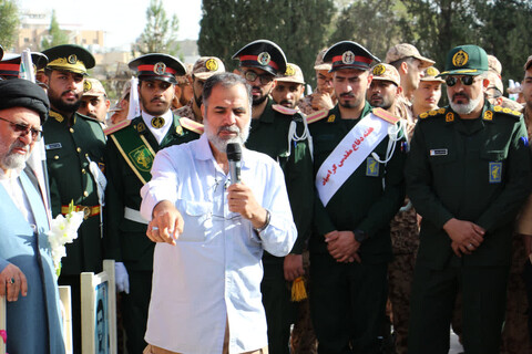 تصاویر|غبارروبی قبور شهدا توسط نهادهای حوزوی اصفهان