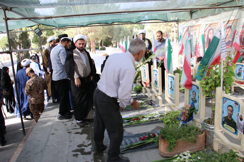 تصاویر|غبارروبی قبور شهدا توسط نهادهای حوزوی اصفهان