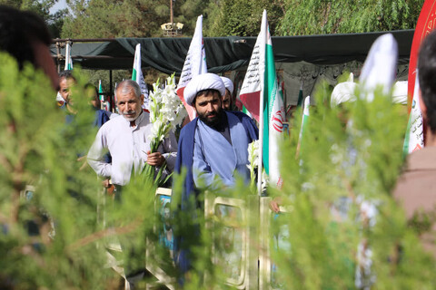تصاویر|غبارروبی قبور شهدا توسط نهادهای حوزوی اصفهان