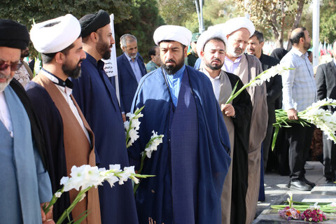 تصاویر|غبارروبی قبور شهدا توسط نهادهای حوزوی اصفهان