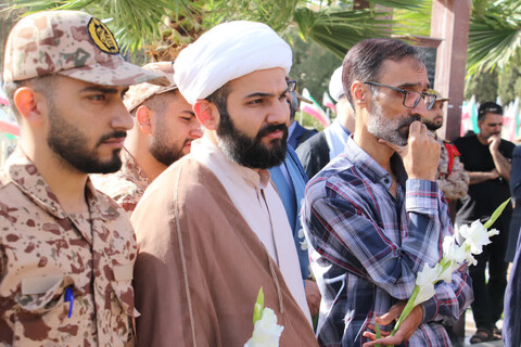 تصاویر|غبارروبی قبور شهدا توسط نهادهای حوزوی اصفهان