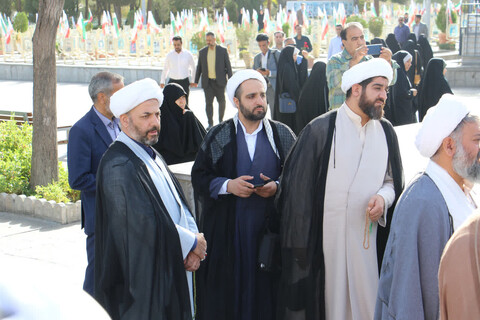 تصاویر|غبارروبی قبور شهدا توسط نهادهای حوزوی اصفهان