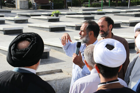 تصاویر|غبارروبی قبور شهدا توسط نهادهای حوزوی اصفهان