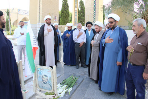 تصاویر|غبارروبی قبور شهدا توسط نهادهای حوزوی اصفهان