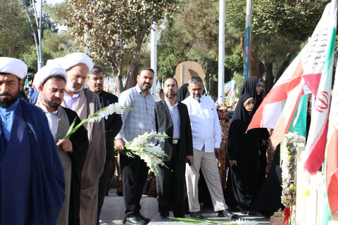 تصاویر|غبارروبی قبور شهدا توسط نهادهای حوزوی اصفهان