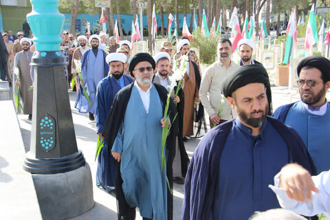 تصاویر|غبارروبی قبور شهدا توسط نهادهای حوزوی اصفهان