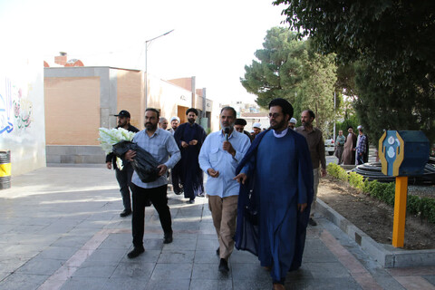 تصاویر|غبارروبی قبور شهدا توسط نهادهای حوزوی اصفهان