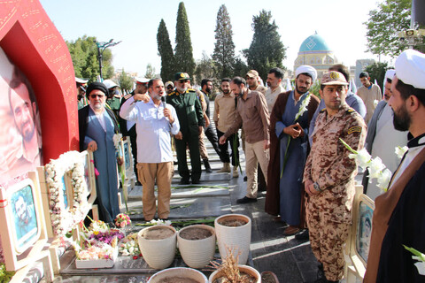 تصاویر|غبارروبی قبور شهدا توسط نهادهای حوزوی اصفهان