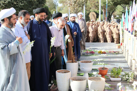 تصاویر|غبارروبی قبور شهدا توسط نهادهای حوزوی اصفهان