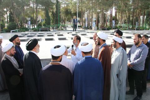 تصاویر|غبارروبی قبور شهدا توسط نهادهای حوزوی اصفهان