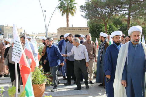 تصاویر|غبارروبی قبور شهدا توسط نهادهای حوزوی اصفهان