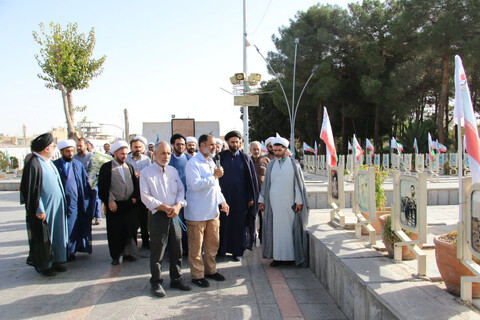 تصاویر|غبارروبی قبور شهدا توسط نهادهای حوزوی اصفهان