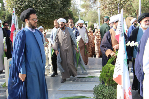 تصاویر|غبارروبی قبور شهدا توسط نهادهای حوزوی اصفهان