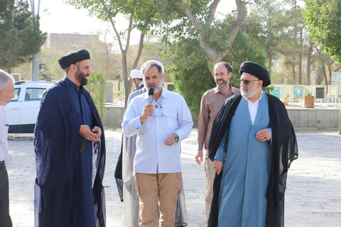 تصاویر|غبارروبی قبور شهدا توسط نهادهای حوزوی اصفهان