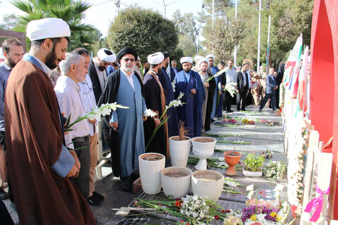 تصاویر|غبارروبی قبور شهدا توسط نهادهای حوزوی اصفهان