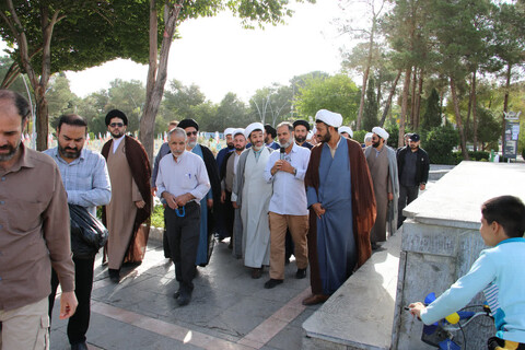 تصاویر|غبارروبی قبور شهدا توسط نهادهای حوزوی اصفهان